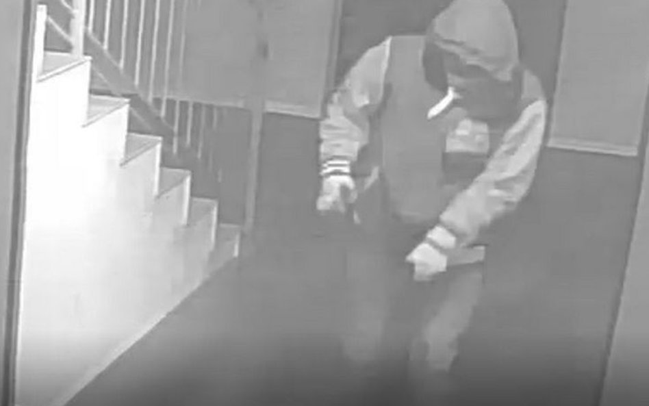 Osoby, które rozpoznają mężczyznę ze zdjęcia proszone są kontakt z Komendą Powiatową Policji w Kołob