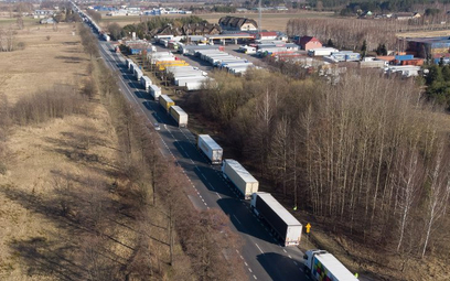 Korki ciężarówek przy granicy z Białorusią rozciągają się już na dziesiątki kilometrów. To m.in. sku