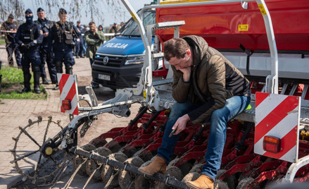 Uczestnik demonstracji rolników przy przejeździe kolejowym w Hrubieszowie,  który znajduje się nieda
