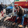 Uczestnik demonstracji rolników przy przejeździe kolejowym w Hrubieszowie,  który znajduje się nieda