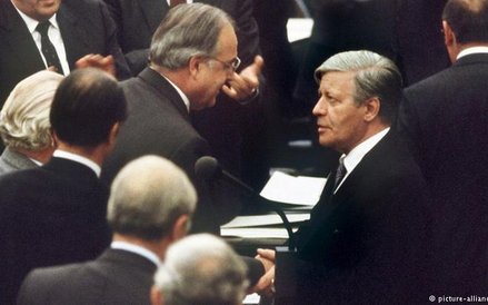 Zmiana rządu. W roku 1982 dochodzi do napięć w rządzącej koalicji SPD-FDP pod przewodnictwem kancler