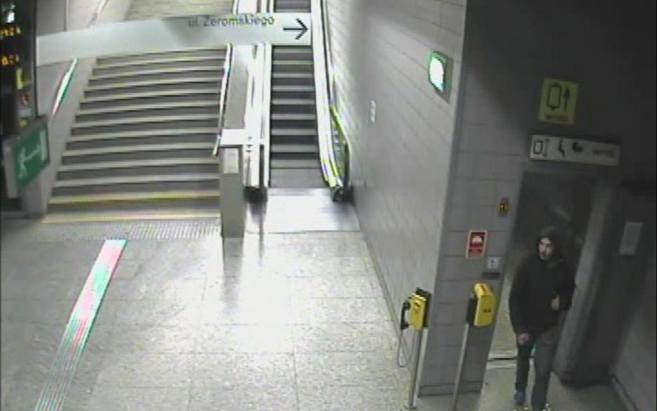 Warszawa: Policja szuka mężczyzny, który ukradł defibrylator