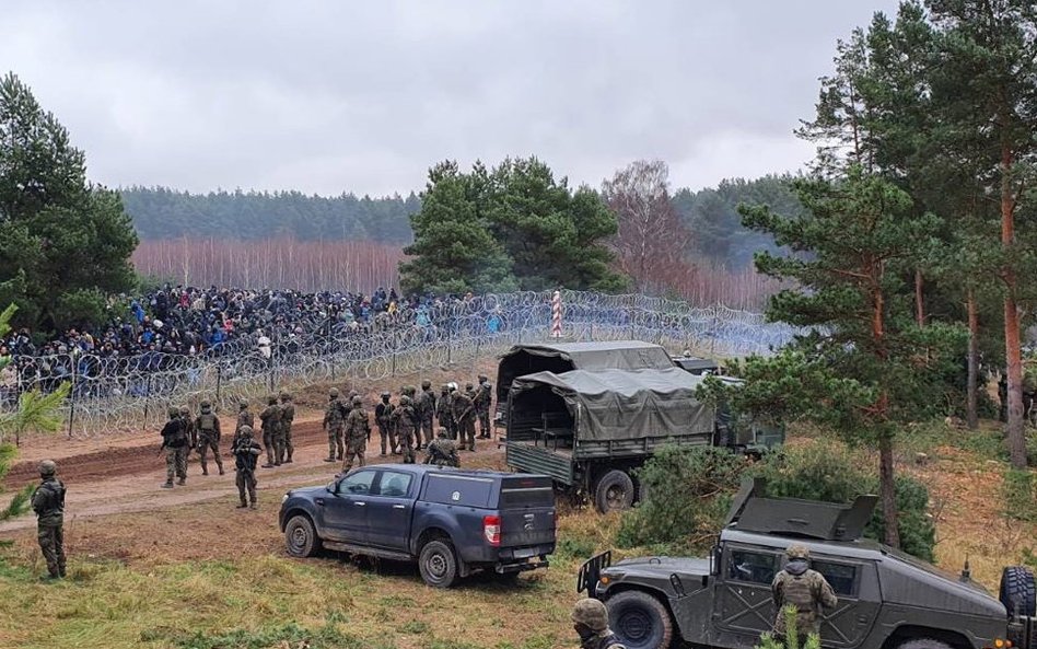 Tłumy imigrantów na granicy z Białorusią w pobliżu przejścia w Kuźnicy