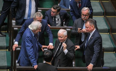 Jarosław Kaczyński (w środku) nie zdementował informacji o prawyborach. Przeciwnie, przyznał, że tak