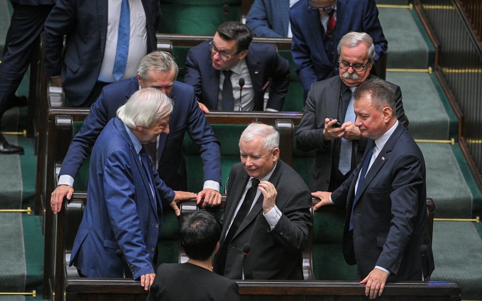 Jarosław Kaczyński (w środku) nie zdementował informacji o prawyborach. Przeciwnie, przyznał, że tak