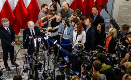 Prezes Jarosław Kaczyński jest namawiany przez polityków PiS do objęcia funkcji premiera