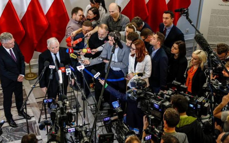 Prezes Jarosław Kaczyński jest namawiany przez polityków PiS do objęcia funkcji premiera