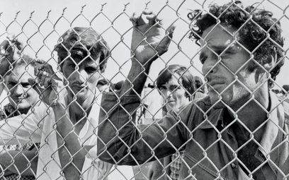 Zdesperowani uchodźcy z Kuby w oczekiwaniu na amerykański azyl... Floryda, 7 maja 1980 r.