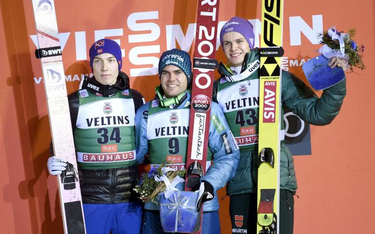 Słoweniec Jernej Damjan (w środku) pierwszy w Ruce. Z lewej Norweg Andre Forfang, z prawej Niemiec A