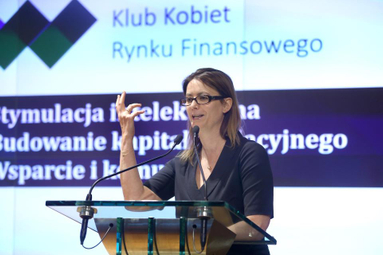 Katarzyna Zajdel-Kurowska, członek zarządu NBP. W kuluarach, w tzw. sesji networkingowej, uczestnicy