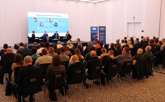 Debatę prowadziła Barbara Czerwińska-Albin, prezeska Oddziału Turystyki Dziecięcej i Młodzieżowej Po