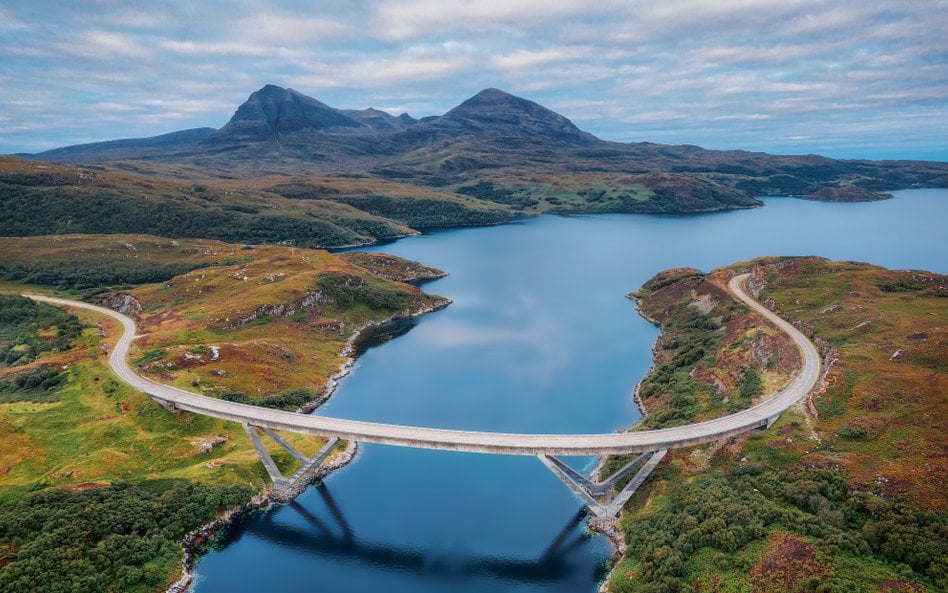 Kylesku Bridge – charakterystyczny zakrzywiony most na szkockiej trasie NC 500.