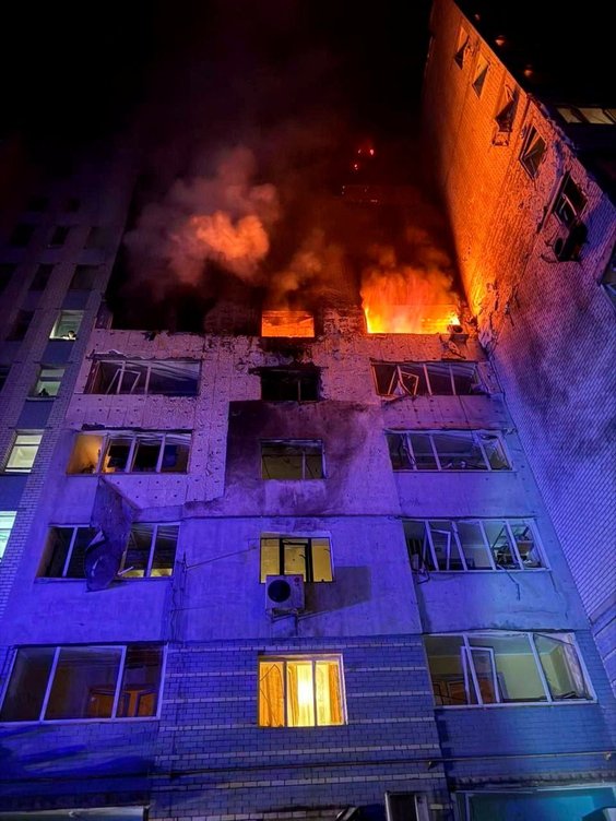 Budynek mieszkalny w obwodzie kijowskim został uszkodzony podczas ataku rosyjskich dronów, fotografi