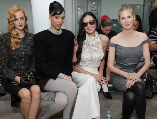Na pokazie pojawiły się gwiazdy – między innymi Kelly Rutherford (pierwsza od prawej) i Demi Moore (