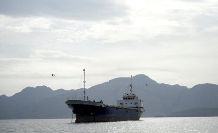 Statek w Cieśninie Ormuz, u wybrzeży prowincji Musandam w Omanie, 12 kwietnia 2026 r.