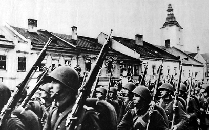 Polska piechota maszeruje przez miasto we wrześniu 1939 roku