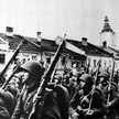 Polska piechota maszeruje przez miasto we wrześniu 1939 roku
