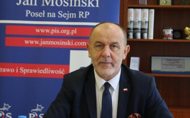 Poseł PiS Jan Mosiński ujawnił, że ostrzelano jego biuro prasowe w Lesznie.