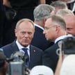 Prezydent RP Andrzej Duda (P) i premier Donald Tusk (L) na defiladzie z okazji Święta Wojska Polskie