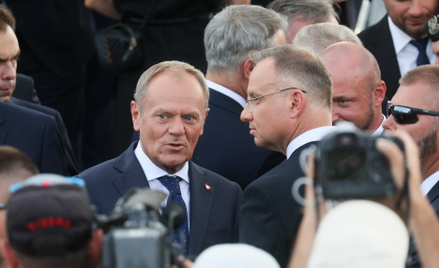 Prezydent RP Andrzej Duda (P) i premier Donald Tusk (L) na defiladzie z okazji Święta Wojska Polskie