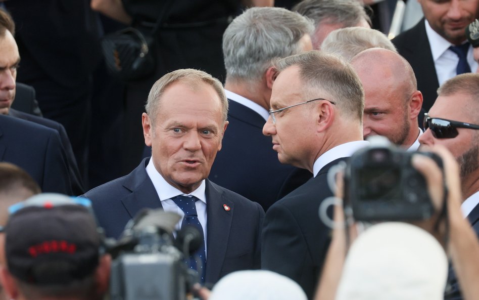 Prezydent RP Andrzej Duda (P) i premier Donald Tusk (L) na defiladzie z okazji Święta Wojska Polskie