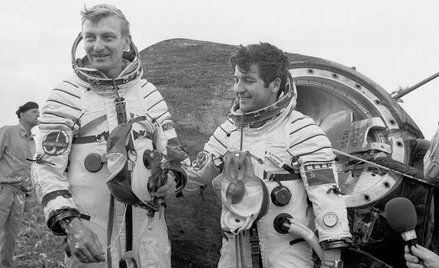 Mirosław Hermaszewski (z lewej) z radzieckim kosmonautą Piotrem Klimukiem, 5 lipca 1978 roku po udan