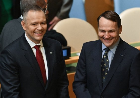 Prezydent Karol Nawrocki i minister spraw zagranicznych Radosław Sikorski podczas rozpoczęcia debaty