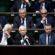 Prezes PiS Jarosław Kaczyński (C-dół), minister obrony narodowej Mariusz Błaszczak (P-dół), oraz pos