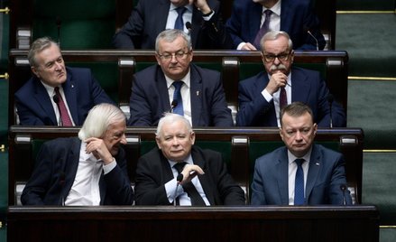 Prezes PiS Jarosław Kaczyński (C-dół), minister obrony narodowej Mariusz Błaszczak (P-dół), oraz pos