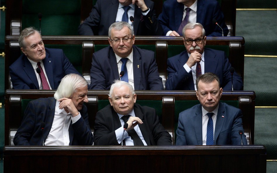 Prezes PiS Jarosław Kaczyński (C-dół), minister obrony narodowej Mariusz Błaszczak (P-dół), oraz pos