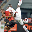 O piłkę walczą Flavio (Angola, z lewej) i Mahamadou Diarra (Mali)