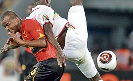 O piłkę walczą Flavio (Angola, z lewej) i Mahamadou Diarra (Mali)