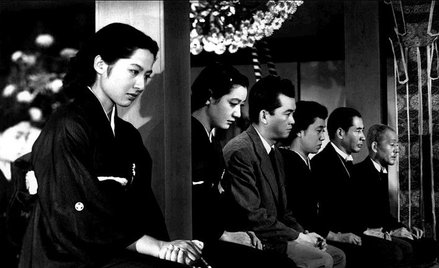 Ozu nikogo nie oskarża, nie potępia. Jak pod mikroskopem obserwuje zanikanie rodzinnych więzi. Przy 