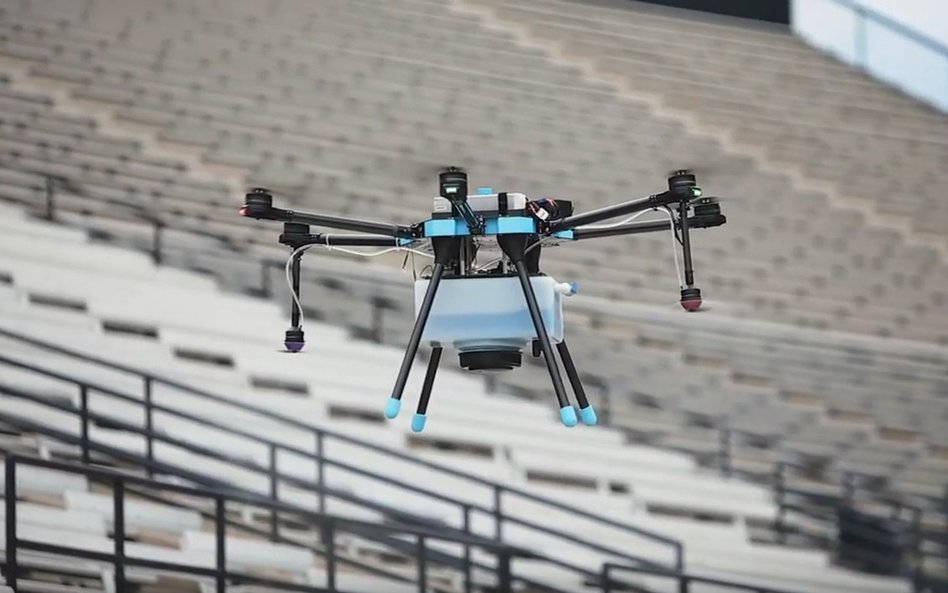 Dron w służbie drużyny. Zdezynfekuje stadion po meczu