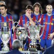 Piłkarze Barcelony prezentują wszystkie zobytwe w zeszłym sezonie trofea