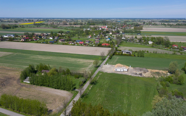 Widok z drona na Baranów (pow. grodziski). Na terenie gminy Baranów ma powstać Centralny Port Komuni