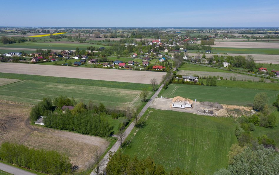 Widok z drona na Baranów (pow. grodziski). Na terenie gminy Baranów ma powstać Centralny Port Komuni