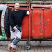 Grzegorz Świniarski ma w warsztacie dwa klasyczne brytyjskie Mini. Czerwonym, który obecnie stoi roz
