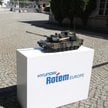 Model czołgu K2 prezentowany podczas konferencji przed siedzibą MON w Warszawie