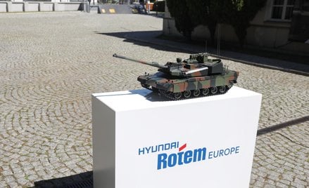 Model czołgu K2 prezentowany podczas konferencji przed siedzibą MON w Warszawie