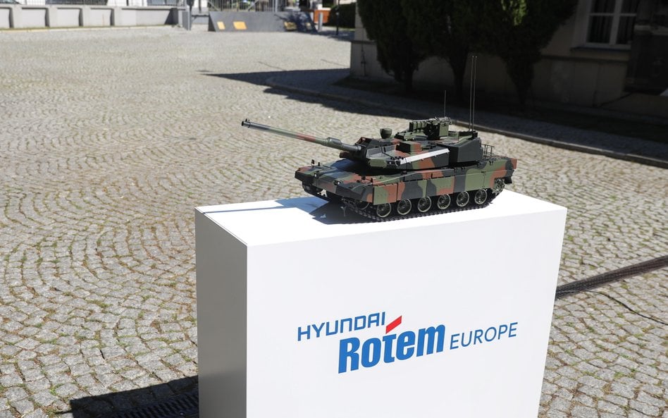 Model czołgu K2 prezentowany podczas konferencji przed siedzibą MON w Warszawie