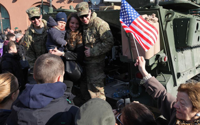 W marcu amerykańskie oddziały przejechały przez Polskę. Na zdjęciu: spotkanie z mieszkańcami Białego