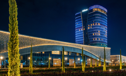 Hall kongresowy i hotel Hilton w Tashkent City Park