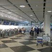 74-latka z kośćmi męża w pudełku na lotnisku w Monachium