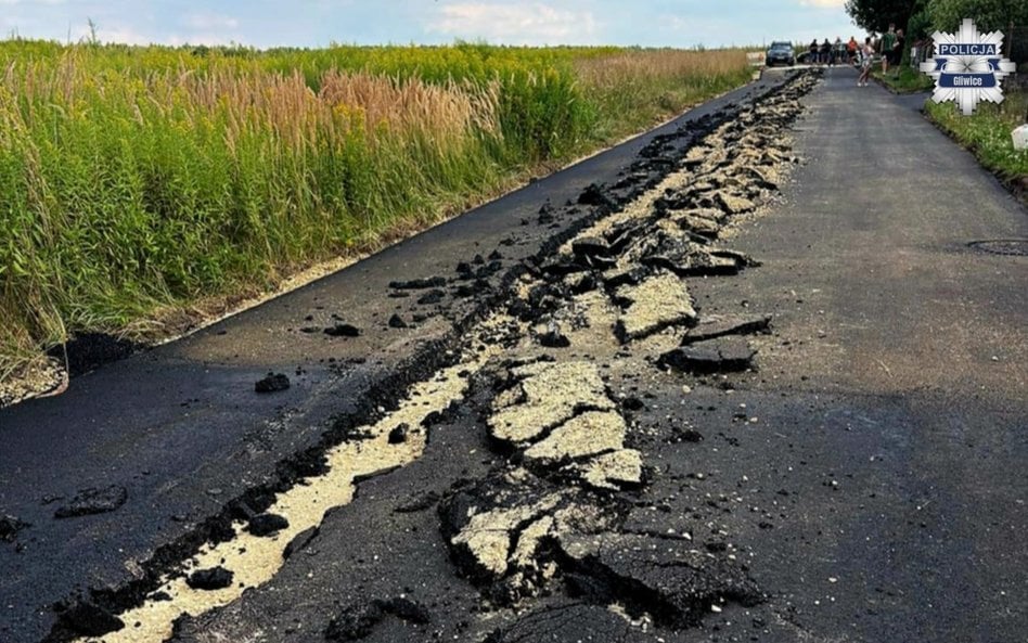7 sierpnia rolnik zaorał świeżo wylany asfalt na osiedlu w Gliwicach