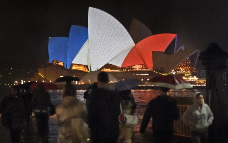Francuskie barwy narodowe pojawiły się też na słynnym budynku Sydney Opera House.