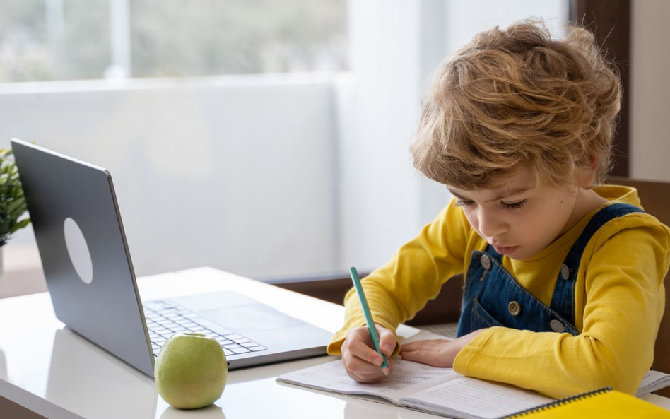 Laptop dla czwartoklasistów od rządu. Kar za zniszczenie nie będzie