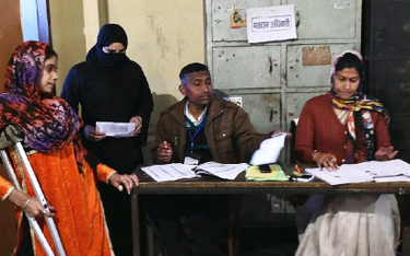 Głosowanie w jednej z komisji wyborczych w stanie Uttar Pradesz