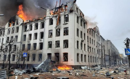 Płonąca siedziba policji w Charkowie po rosyjskim ostrzale rakietowym