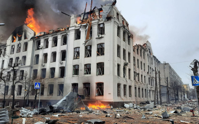 Płonąca siedziba policji w Charkowie po rosyjskim ostrzale rakietowym